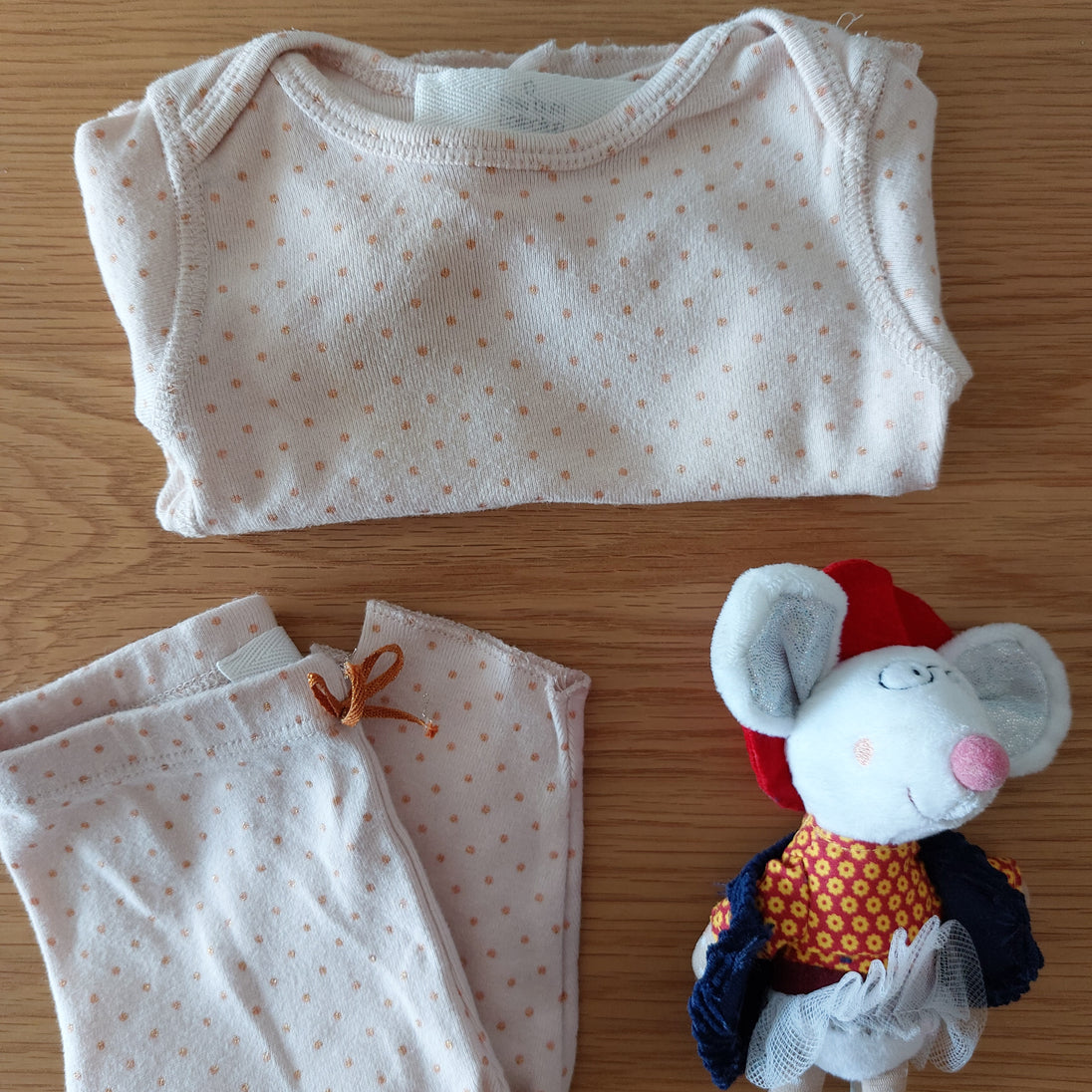 Conjunto bebé puntitos dorados - Lina Sustentable, ropa Niño Chile, ropa de niño en oferta