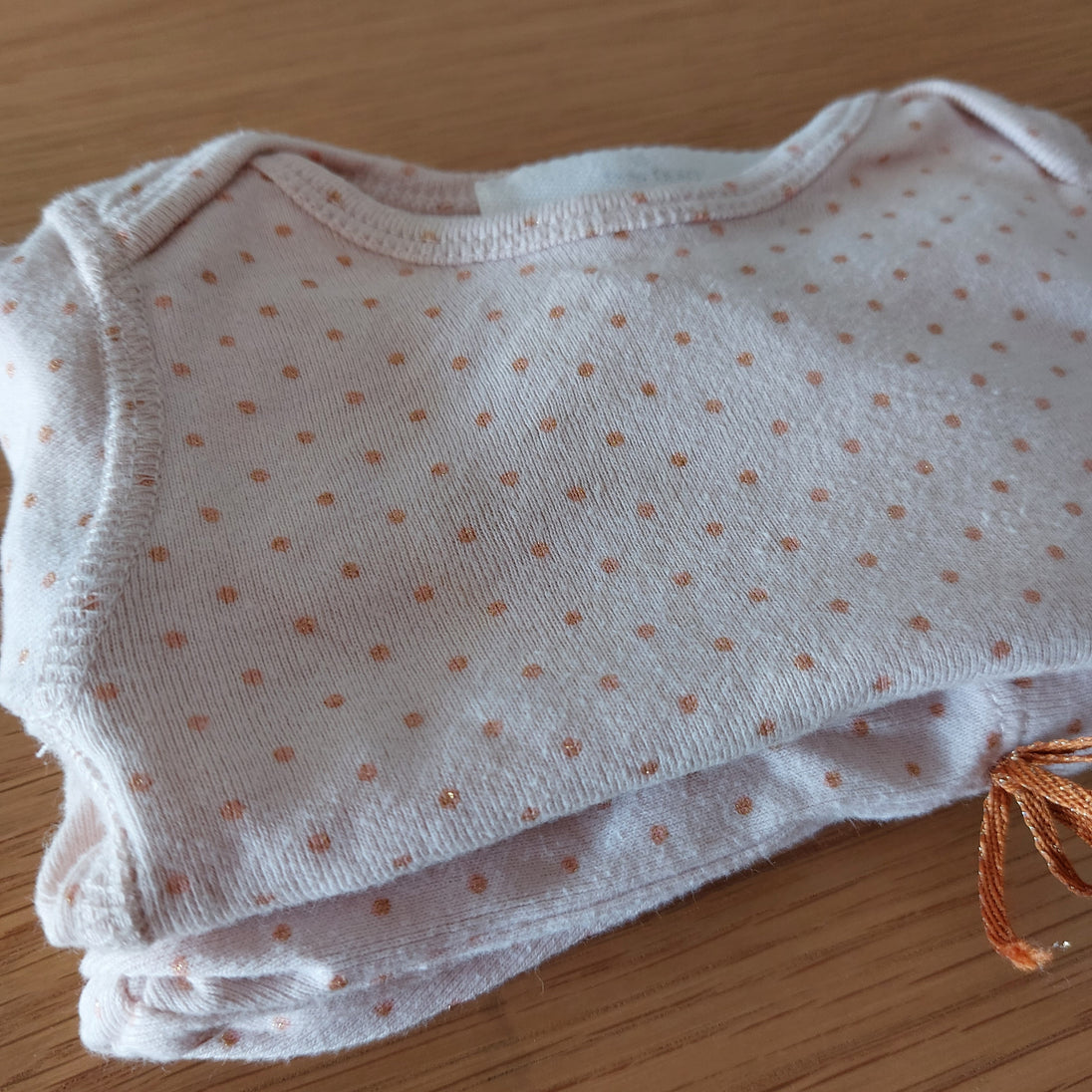 Conjunto bebé puntitos dorados - Lina Sustentable, ropa Niño Chile, ropa de niño en oferta