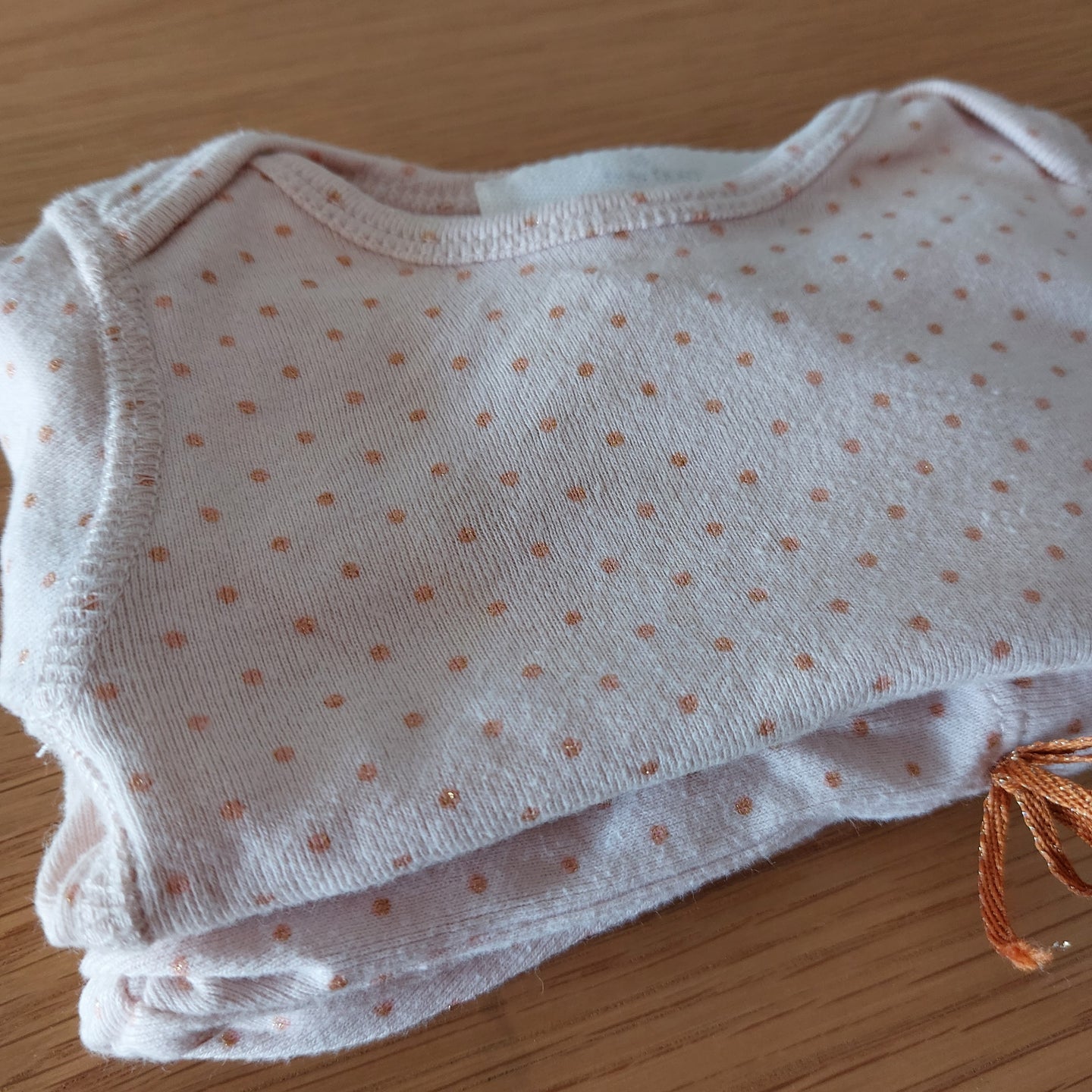 Conjunto bebé puntitos dorados - Lina Sustentable, ropa Niño Chile, ropa de niño en oferta