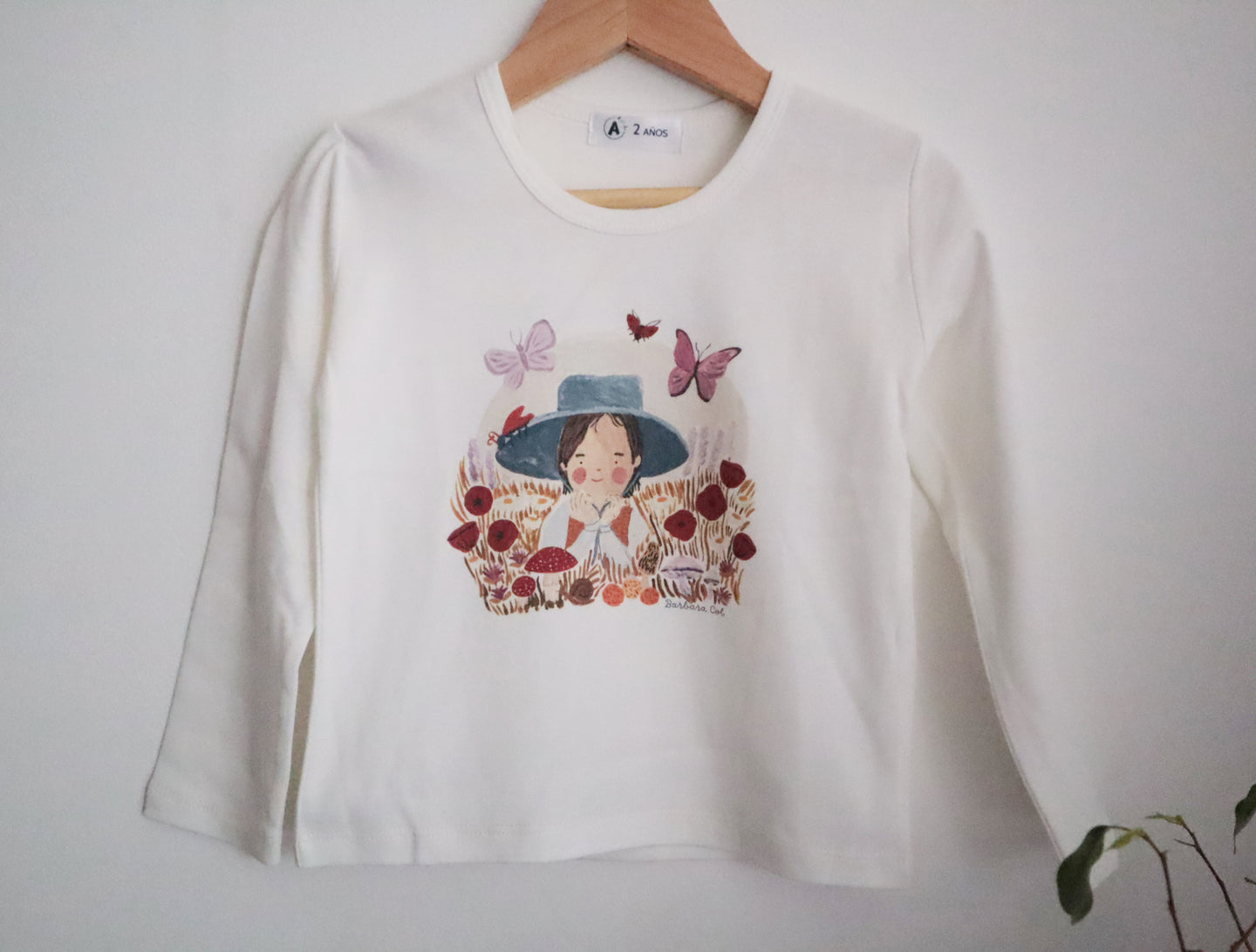 Polera blanca manga larga ilustrada estampada - Lina Sustentable, ropa Niño Chile, ropa de niño en oferta