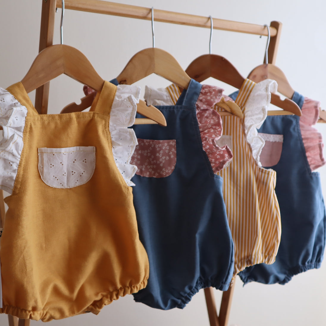 Ranita con volante bicolor lino aldogón broderie bolillo - Lina Sustentable, ropa Niño Chile, ropa de niño en oferta