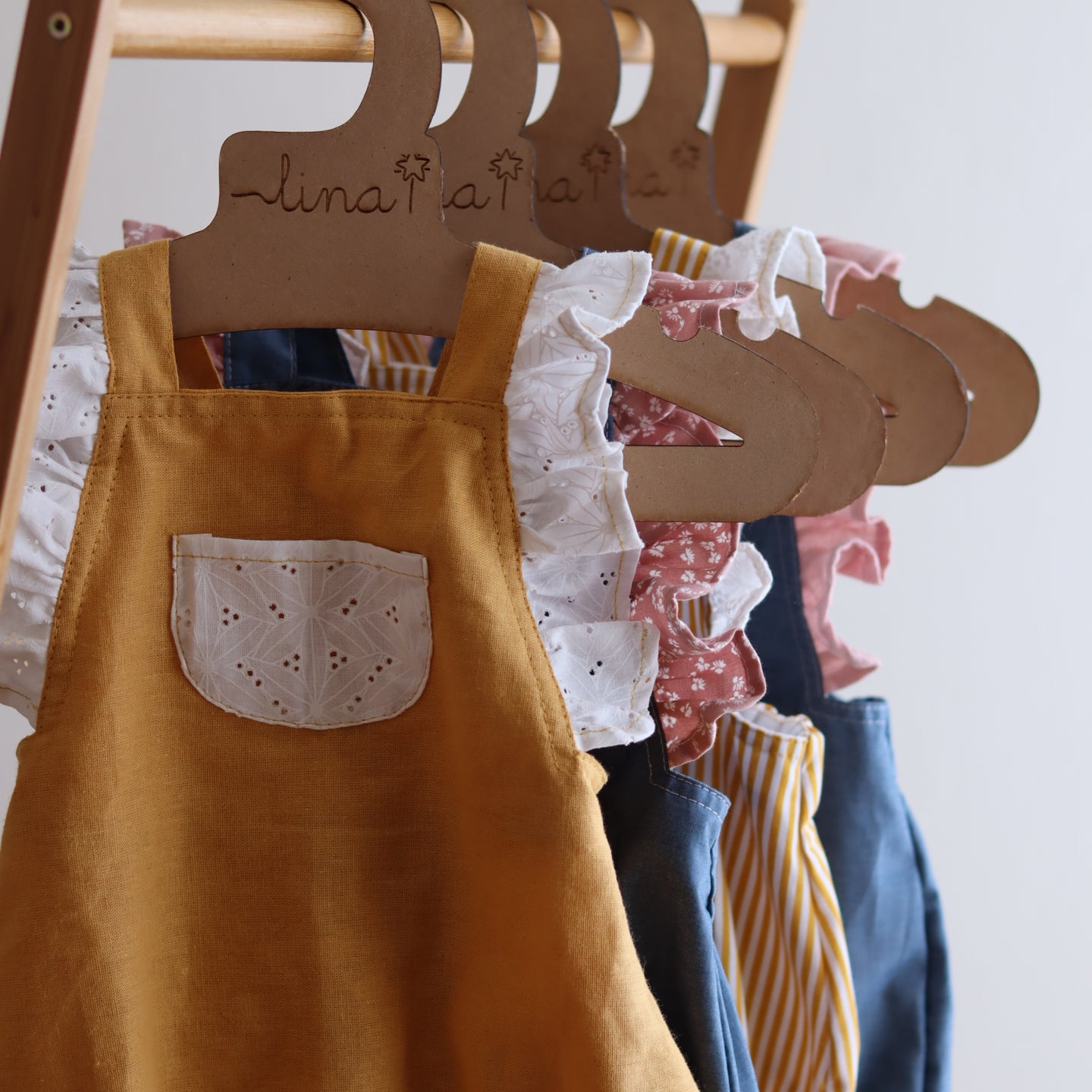 Ranita con volante bicolor lino aldogón broderie bolillo - Lina Sustentable, ropa Niño Chile, ropa de niño en oferta